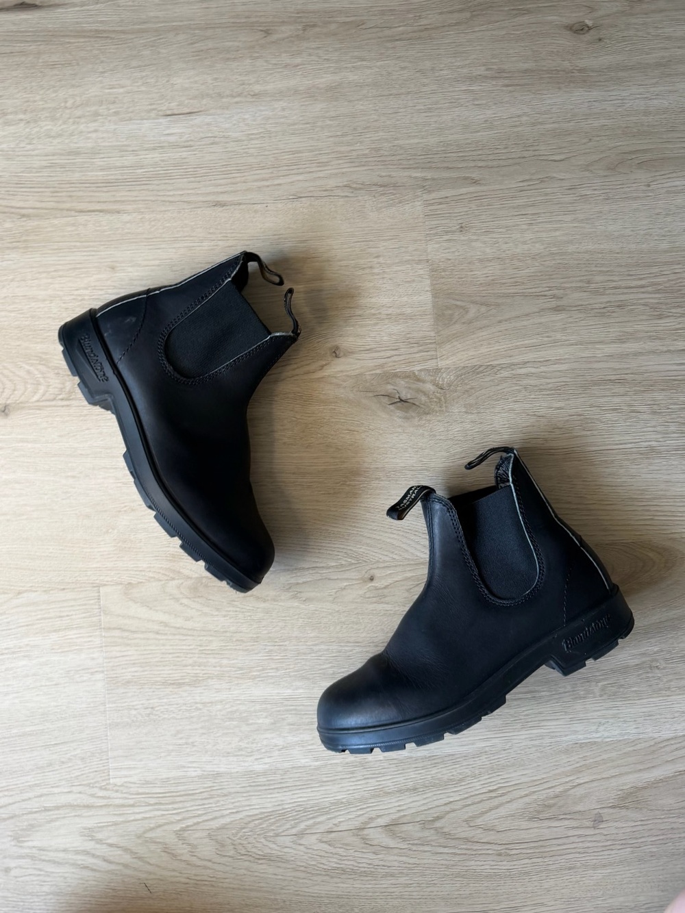 Black leather blundstone boots